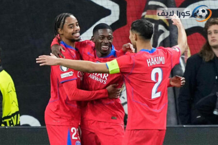 صورة جماعية للاعبي موناكو وباريس سان جيرمان يتصافحون قبل مباراة في الدوري الفرنسي، مع شعاري الناديين في الخلفية.