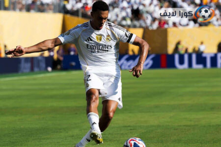 صورة تجمع شعاري ريال مدريد وجيرونا مع كرة قدم، ترمز لمواجهة حاسمة في الدوري الإسباني.