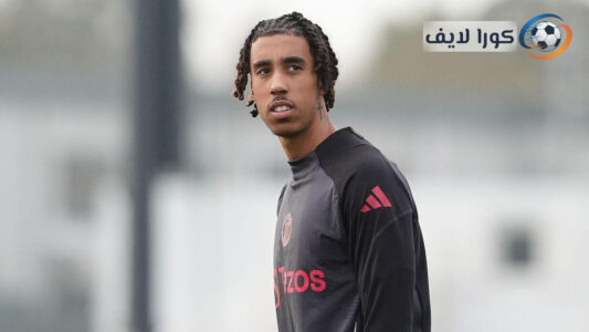 روبن أموريم يتحدث إلى ليني يورو على مقاعد البدلاء بعد مباراة مانشستر يونايتد وكريستال بالاس.