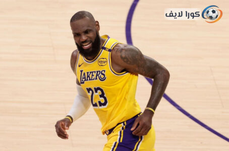 ديون بروكس يتحدث إلى ليبرون جيمس خلال مباراة فينيكس صنز ولوس أنجلوس ليكرز