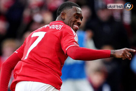 احتفال لاعبي نوتنغهام فورست بعد الفوز على توتنهام 3-0 في الدوري الإنجليزي