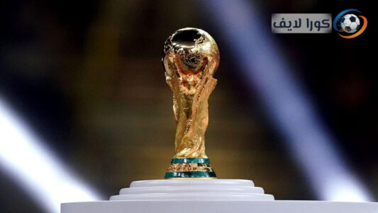 شعار كأس العالم 2026 مع خريطة الدول المضيفة (الولايات المتحدة، المكسيك، كندا) وكرة قدم، يرمز لقرعة البطولة.
