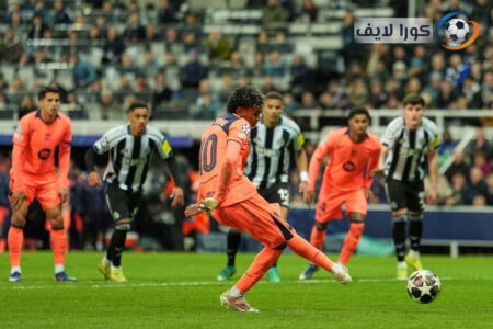 مشجع برشلونة حائر أمام ملعب سانت جيمس بارك في إكستر