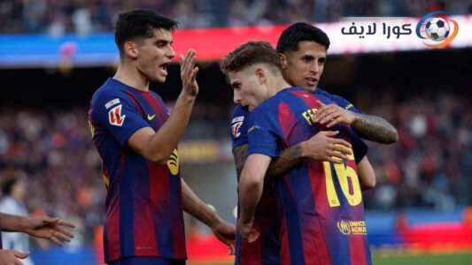 لاعبو برشلونة ونيوكاسل يتنافسون على الكرة في مباراة بدوري أبطال أوروبا