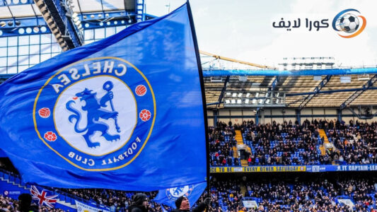 شعار نادي تشيلسي مع إشارة إلى غرامة الدوري الإنجليزي وحظر الانتقالات
