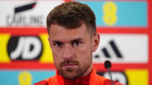 صورة آرون رامسي بقميص أرسنال أو منتخب ويلز يعلن اعتزاله