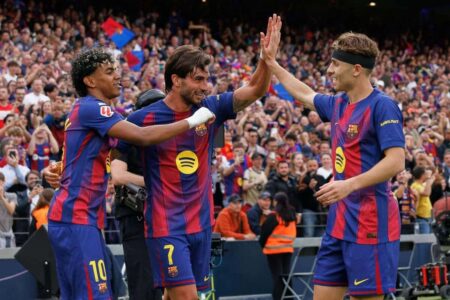 لاعبو برشلونة يحتفلون بعد فوزهم 4-1 على إسبانيول في ديربي كتالونيا.