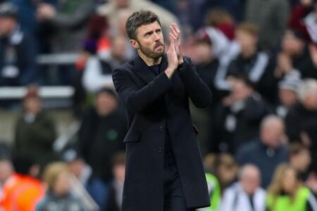 مايكل كاريك مدرب مانشستر يونايتد يعبر عن غضبه من قرارات التحكيم بعد مباراة ليدز