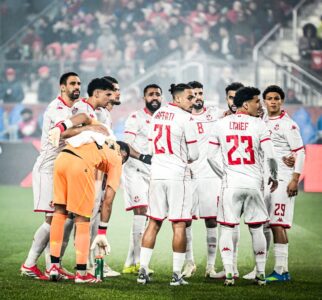 منتخبا تونس وكندا يتصافحان بعد التعادل السلبي في مباراة ودية