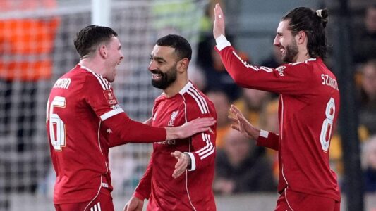 لاعبي أستون فيلا وليفربول يتصافحون قبل المباراة