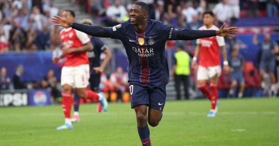 لاعبي أرسنال وباريس سان جيرمان في صراع على الكرة خلال نهائي دوري أبطال أوروبا الذي ذهب للوقت الإضافي.
