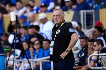 ديك أدفوكات مدرب منتخب كوراساو يبتسم