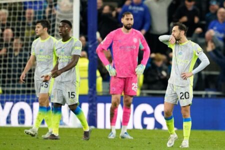 احتفال لاعبي إيفرتون بعد تسجيل هدف ضد مانشستر سيتي في مباراة مثيرة