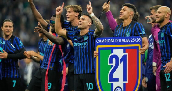 لاعبي إنتر ميلان يحتفلون بلقب الدوري الإيطالي 2025 في سان سيرو