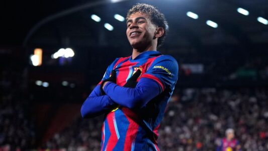 لامين يامال يرفع علم فلسطين خلال احتفالات برشلونة بلقب الليغا