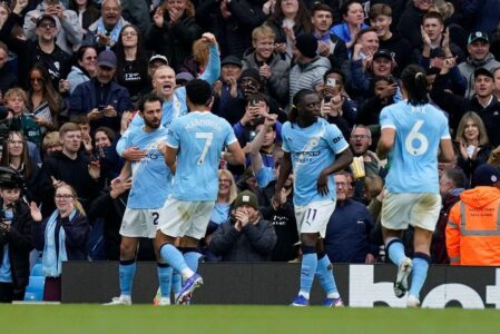 لاعبي مانشستر سيتي يحتفلون بكأس الاتحاد الإنجليزي بعد تحقيق الثنائية المحلية
