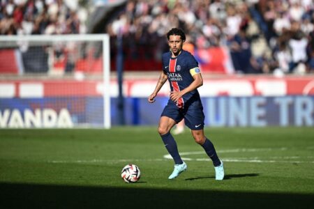 ماركينيوس يحتفل مع لاعبي باريس سان جيرمان بعد التأهل لنهائي دوري أبطال أوروبا