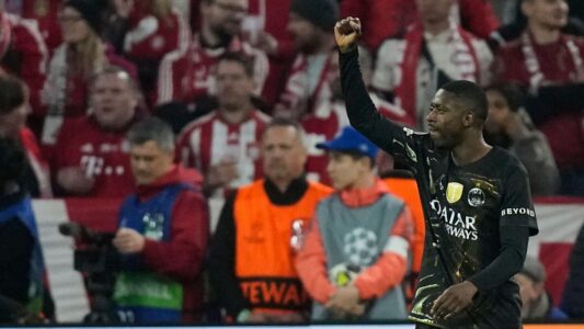 لاعبو باريس سان جيرمان يحتفلون بتأهلهم لنهائي دوري أبطال أوروبا بعد الفوز على بايرن ميونخ.