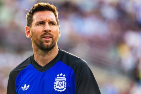 ليونيل سكالوني مدرب منتخب الأرجنتين يتحدث بعد مباراة ودية.