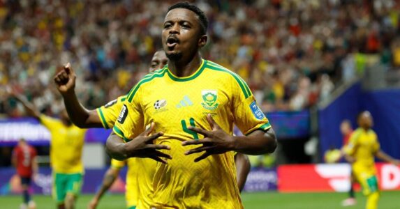 لاعبي جنوب أفريقيا يحتفلون بعد تسجيل هدف التعادل ضد التشيك في كأس العالم 2026.