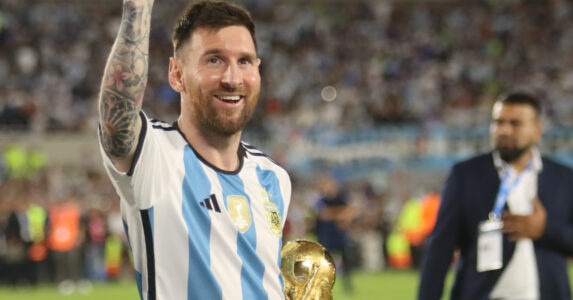 شعار كأس العالم 2026 مع أعلام الأرجنتين والجزائر والنمسا والأردن