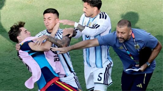 شعار الفيفا مع صورة لملعب كرة قدم بعد نهائي كأس العالم 2026