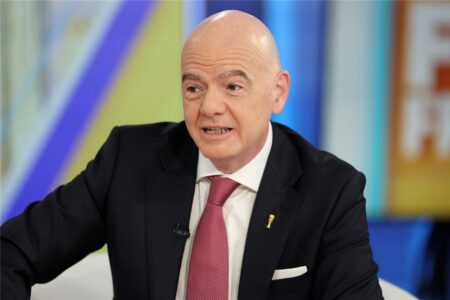 جياني إنفانتينو رئيس الفيفا يواجه ضغوطاً متزايدة ومخطط انقلاب