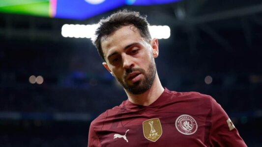 برناردو سيلفا يتدرب مع ريال مدريد بينما يراقبه جوزيه مورينيو بقلق بشأن لياقته البدنية.