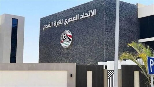 صورة لجياني إنفانتينو رئيس الفيفا مع مسؤولين من الاتحاد المصري لكرة القدم