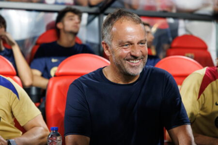 هانسي فليك مدرب برشلونة يتحدث عن حاجة الفريق لمهاجم جديد.