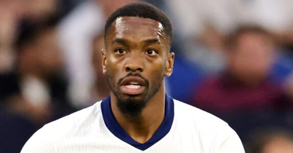 إيفان توني لاعب كرة القدم الإنجليزي
