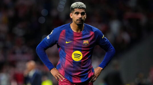 رونالد أراوخو بقميص ليفربول بعد انتقاله من برشلونة