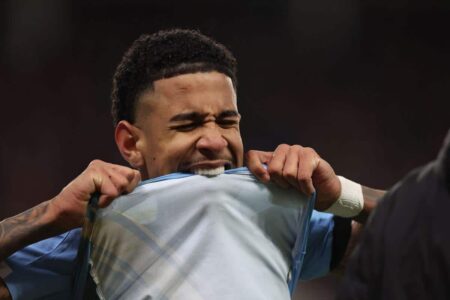لاعبو مانشستر سيتي وأتلتيكو مدريد يتنافسون على الكرة في مباراة ودية بسول
