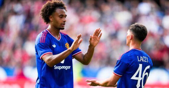 لاعبي مانشستر يونايتد وأتلتيكو مدريد في مباراة ودية بالسويد