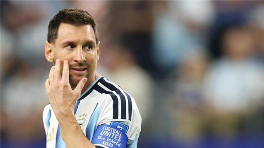 ليونيل ميسي بقميص منتخب الأرجنتين يفكر في مستقبله الدولي