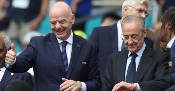 شعار ريال مدريد بجانب شعار الفيفا، يرمز إلى تراجع الفيفا بعد ضغط الأندية.