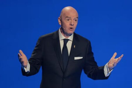 شعار اليويفا والفيفا مع كرة قدم ترمز لأزمة مقاطعة كأس العالم.